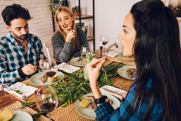 Jak comfort food może wpłynąć na atmosferę spotkań towarzyskich?